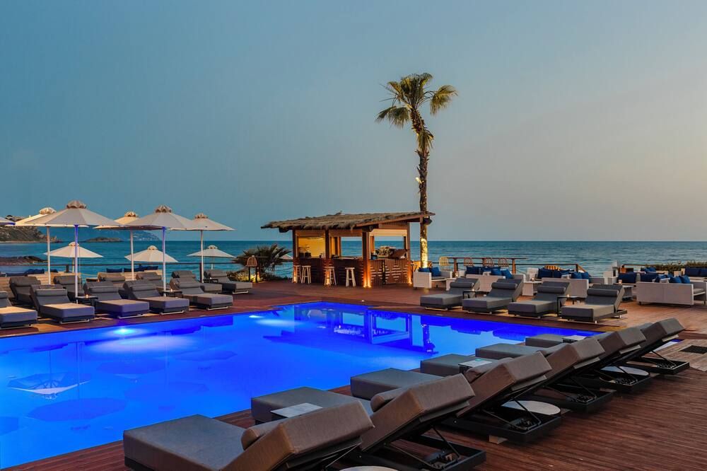 ألاس ريزورت آند سبا - مونيمفاسيا - حوض السباحة