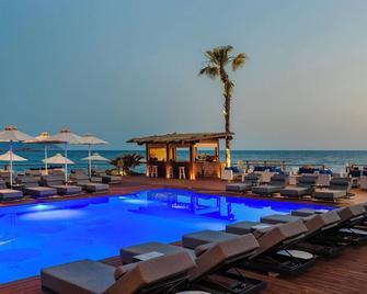 ألاس ريزورت آند سبا - مونيمفاسيا - حوض السباحة