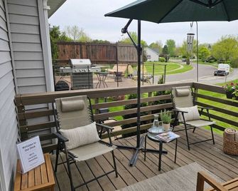 Insurance & Workers | 5 Beds | Easy S - Grayslake - Patio