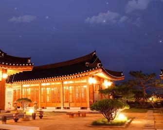 Hwangnamkwan Hanok Guesthouse - Gyeongju - Edificio