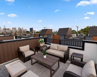 Stylish Corktown Townhome · Steps from Michigan Central · 2-Car Garage - Detroit - Balcone
