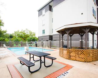 Palacio Royale Inn Signature Katy - Katy - Pool