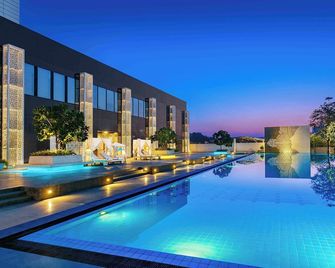 Karma Lakelands Golf Resort & Residences - Gurugram - Pool