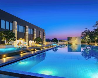 Karma Lakelands Golf Resort & Residences - גורגאון - בריכה