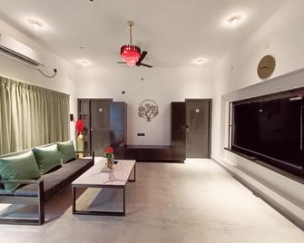 Devaki Resort - Pondicherry - Living room
