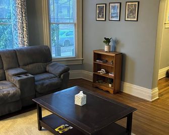 Historical District Getaway [Lower] - Olean - Obývací pokoj