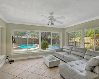 Tropical Oasis+heated Pool-4br/Kings/1mi To Beach! - Deerfield Beach - Living room