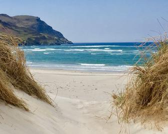 Traditional thatched cottage near the sea: log burner, paddock - Dunkineely - Playa