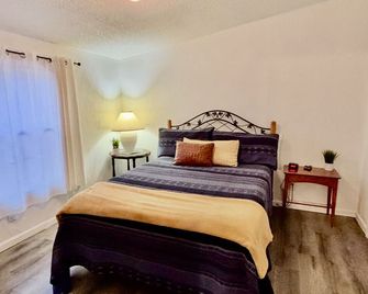 3 BR 2 Bath house in Hinton, WV inside the New River Gorge National Park. - Hinton - Bedroom