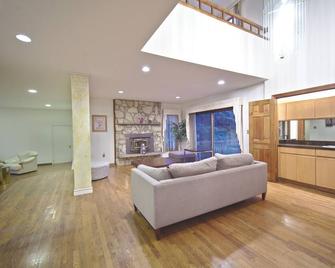 Nice Quiet Family Home - Potomac - Living room