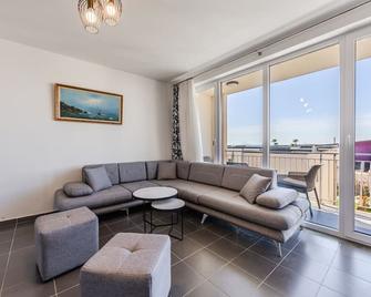 Family Apartment with Resort Access Talea Coast - Shëngjin - Wohnzimmer