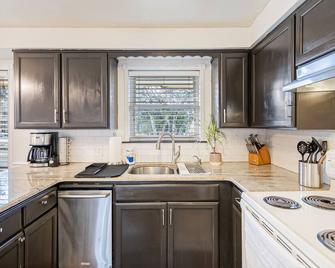 Cozy House Close To Everything! - Lacey - Kitchen