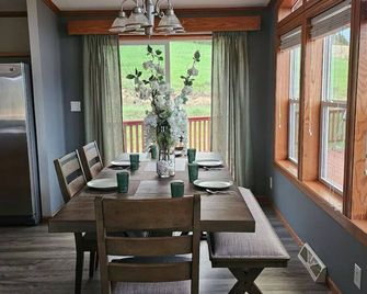 Charming 3-bedroom farmhouse in rural Richland Area with hot tub and A/C - Richland Center - Comedor