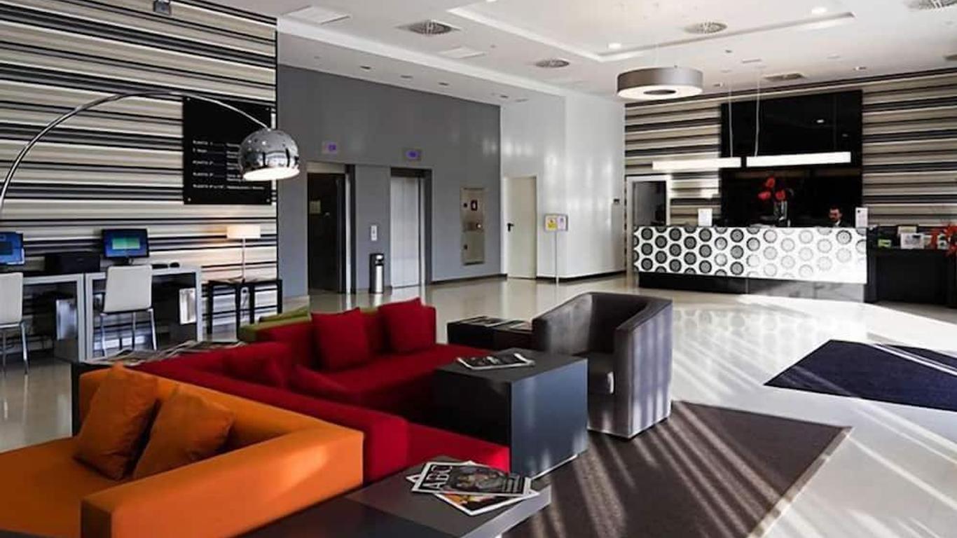 هوتل واي أي تي فيا سيفيلا مايرينا