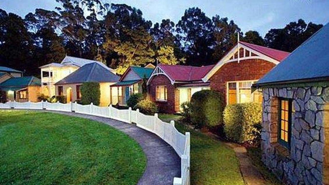 ستراهان فيليدج