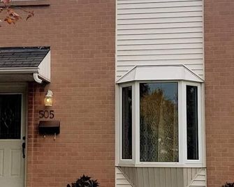 Sarnia's Hidden Gem - 3 BR/2 BA by College/Hwy/Arena - Sarnia