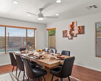 Serenity Splash Upscale Stay Pool Game Lounge - Casa Grande - Comedor