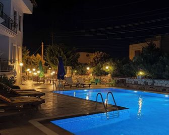 Karaburun Konak Hotel - Karaburun - Pool