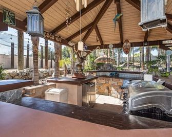 •Amazing Pool Oasis Getaway with waterfall & slide! Instagram- resortliving4you - Menifee - Bar