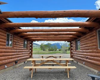 Absaroka Cabin in Paradise Valley nearYellowstone River…just completed - Livingston - Patio