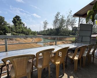 Glass House Retreat - Valparai - Balcón