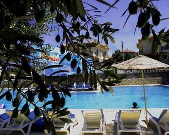Alize Resort Hotel - Yenifoça - Piscina