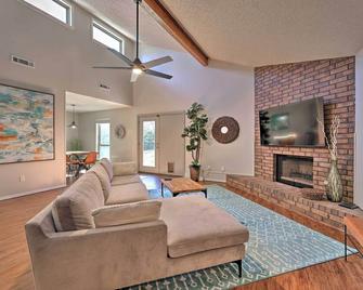 Modern Fayetteville Home Less Than 1 Mi to U of A! - Fayetteville - Oturma odası