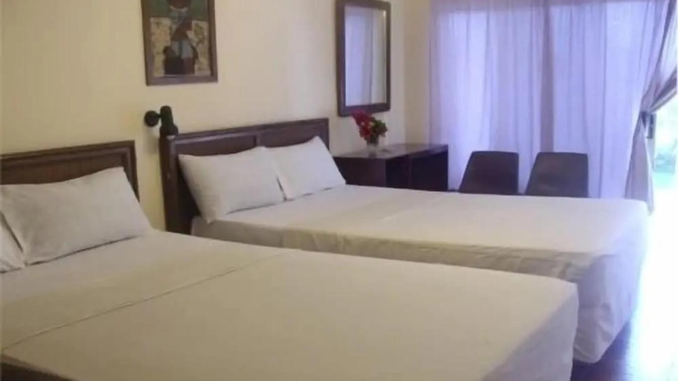 Holiday Beach Club Hotel