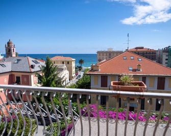 Hotel Miranda - ואראצה - מרפסת