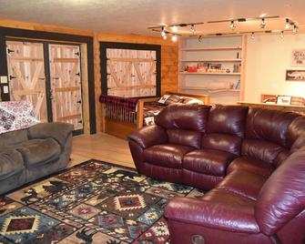 Stunning, Serene Cabin Retreat Nestled in the Mountains of Mount Pleasant, UT - Mount Pleasant - Living room