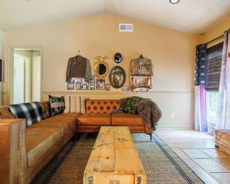 Fort Winburn Military Home - Columbus - Living room