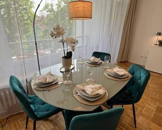 W&D living - FeWo Kleines Italien mit Parkplatz und Balkon - Celle - Comedor