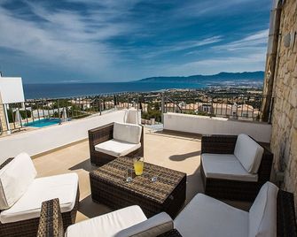 Villa Abbie, Stunning 3BDR Latchi Villa with Pool with Panoramic Views - Neo Chorio - Balcón