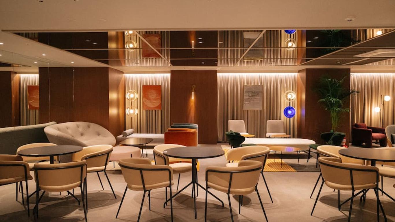 The Connoisseur Residence Hotel