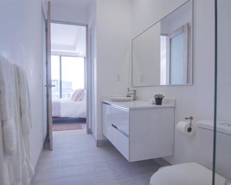 Villa Coronado: Brand New, Exquisitely Decorated Two Story Beach Front Condo. - El Gigante - Bathroom