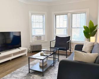 Cozy & Furnished 2br Unit - Chicago - Living room