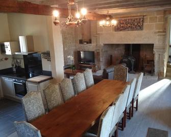 Cottage renovated on the ruins of the XV th Century, relaxation area (Jacuzzi) and swimming - Treignac - Dining room