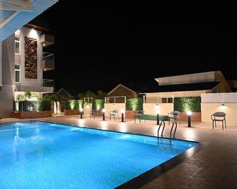 Kusum Resort - Badami - Piscina