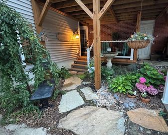 Adorable Private Belmont Bungabelow Basement Suite - Belmont