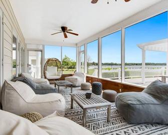 25 Bedrooms - Retreat Center Waterfront Renovated - Royal Oak - Living room