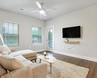 Resort Pool! Game-Room! 8 Min To Downtown! Free Parking! - Savannah - Sala de estar