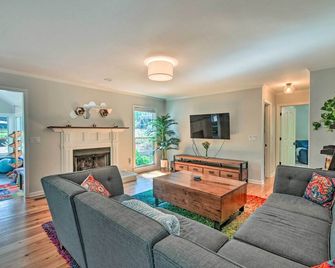 Peaceful Southern Pines Home w/ Pool + Yard! - Southern Pines - Living room