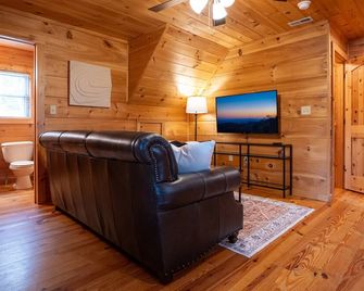 11br Retreat | 2 Cabins | Walk To Wj | Sleeps 27 - West Jefferson - Living room