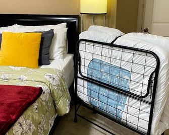 Cozy, Private Suite in Bedford — Bed, Laundry,kitchenette and Self Check in - Halifax - Bedroom