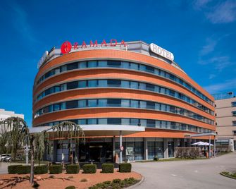 Ramada by Wyndham Graz - Unterpremstatten - Gebäude