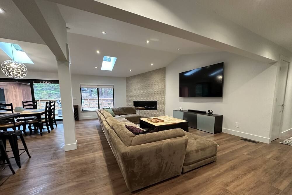 Living room view of Brand New Luxury Mt. Rose Mountain Home Close To Lake Tahoe w/Hot Tub & Sauna