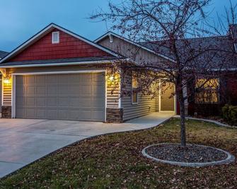 Charming Private Twnhome w/ Large Fenced Yard (58) - Meridian - Building