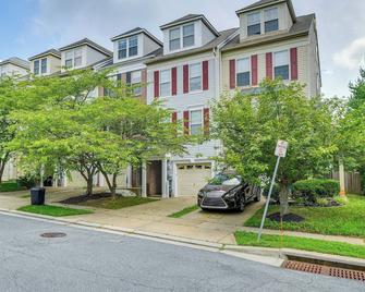 Owings Mills Townhouse 8 Mi to Liberty Reservoir! - Owings Mills - Building