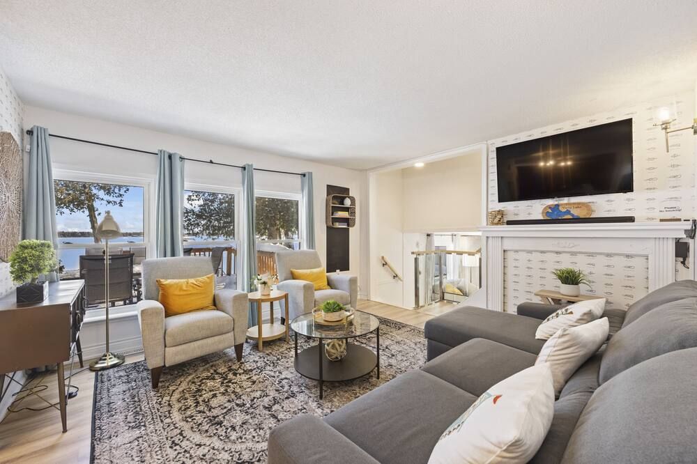Welcome to Lake House On Park - Napanee - Living room