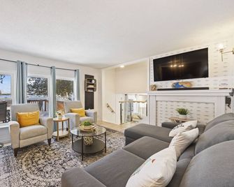 Welcome to Lake House On Park - Napanee - Living room